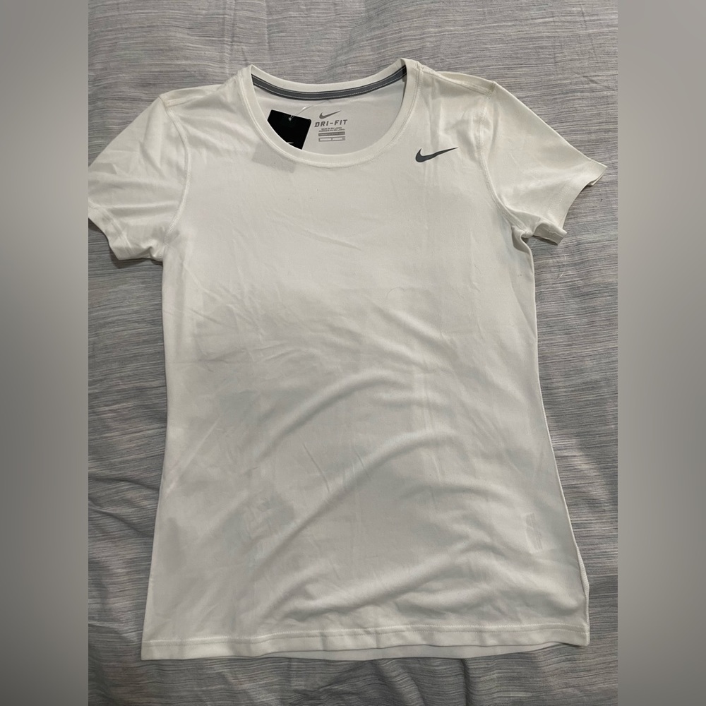 white nike tee shirt